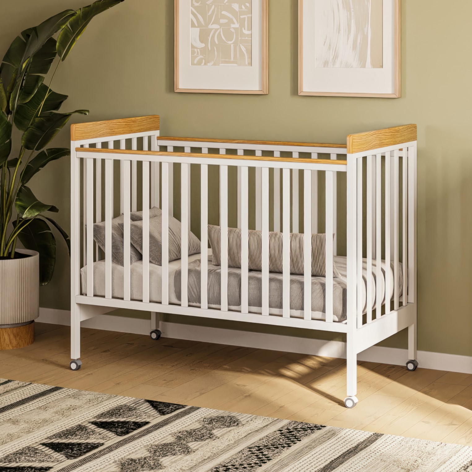 מיטה לתינוק טד לבן טבעי- כולל מעקה מעבר