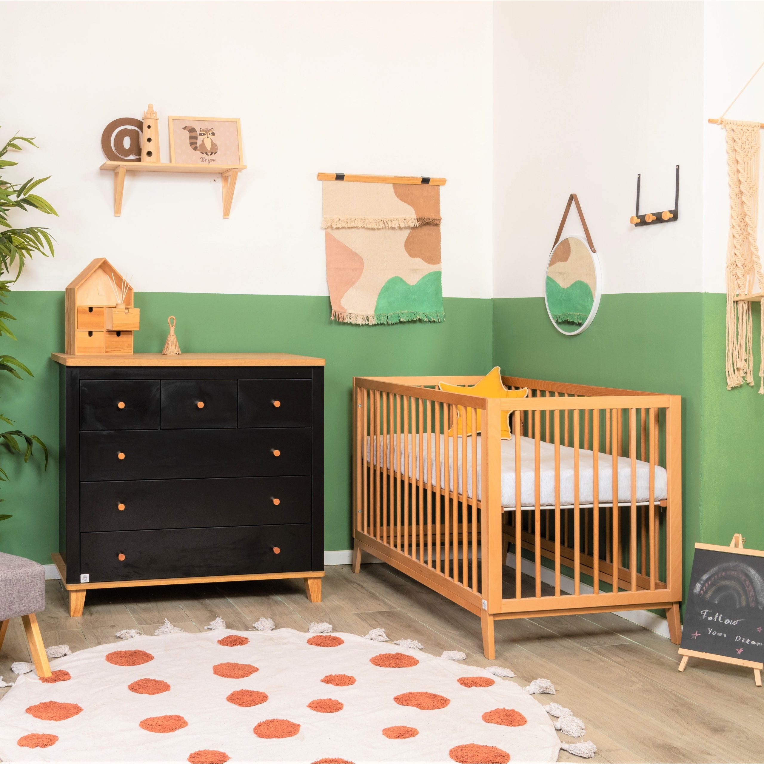 חדר לתינוק מומבאי שחור טבעי