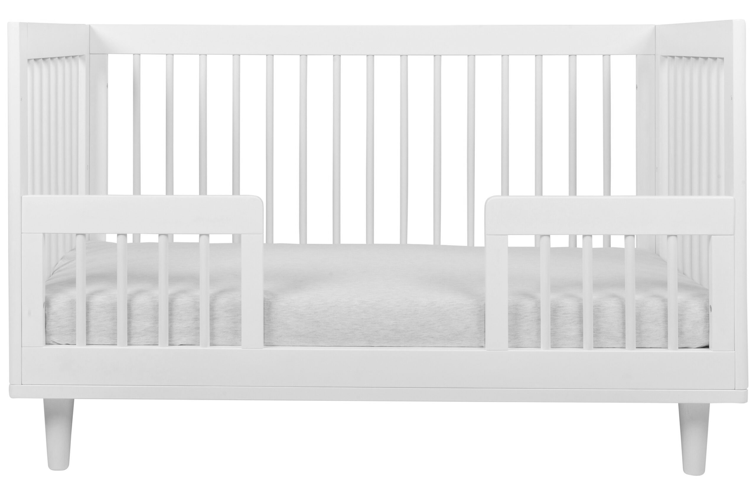 מיטת תינוק ומעבר בוהו לבן