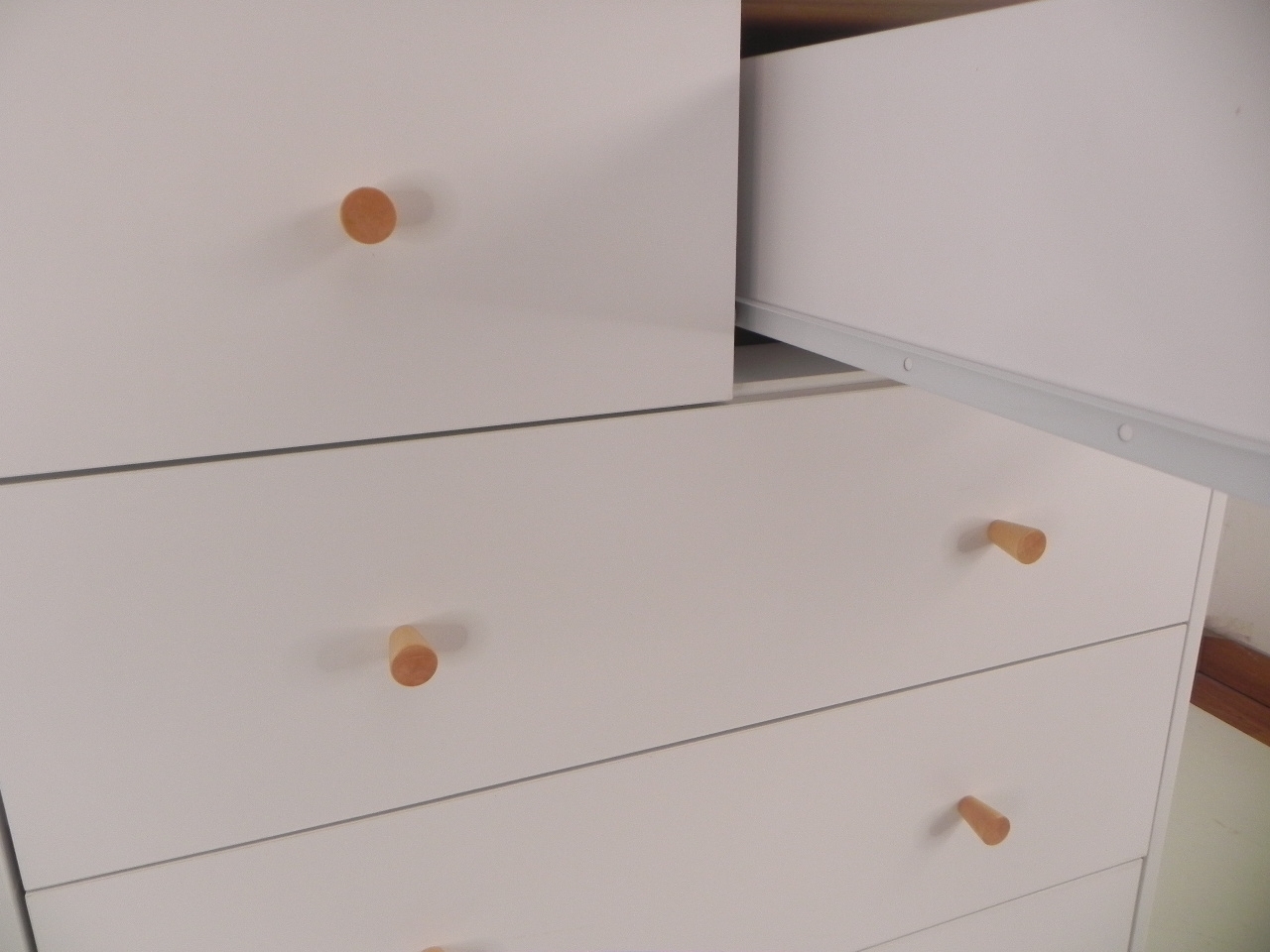 מסילה גלגל לבן לשידה