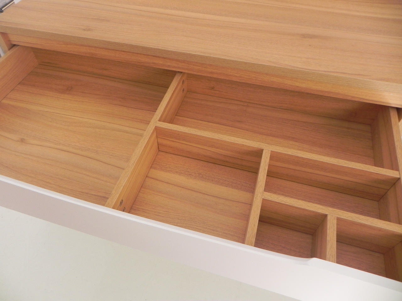 שידה אילן לבן אפור- מסילות לאגר