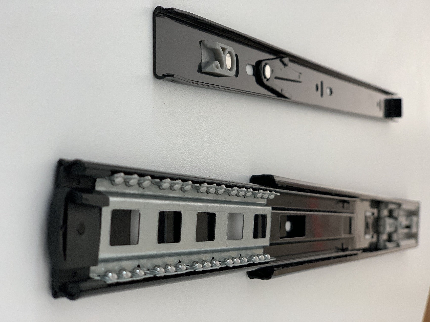 שידה אילן לבן אפור- מסילות לאגר