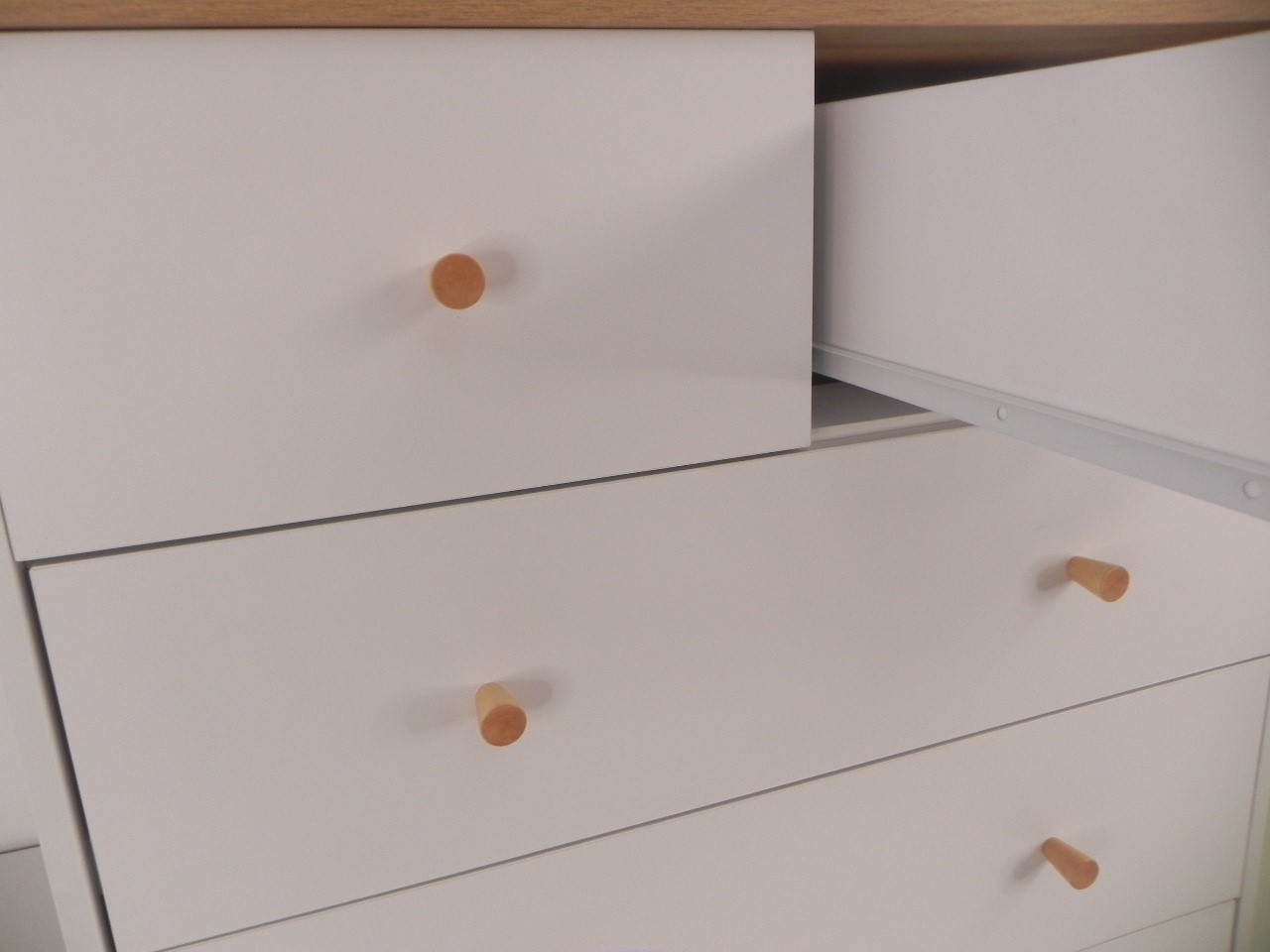 מסילות שידה לבנות