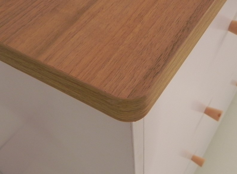 פלטה עליונה בעלת פינה מעוגלת לשמירה על החתלה בטוחה