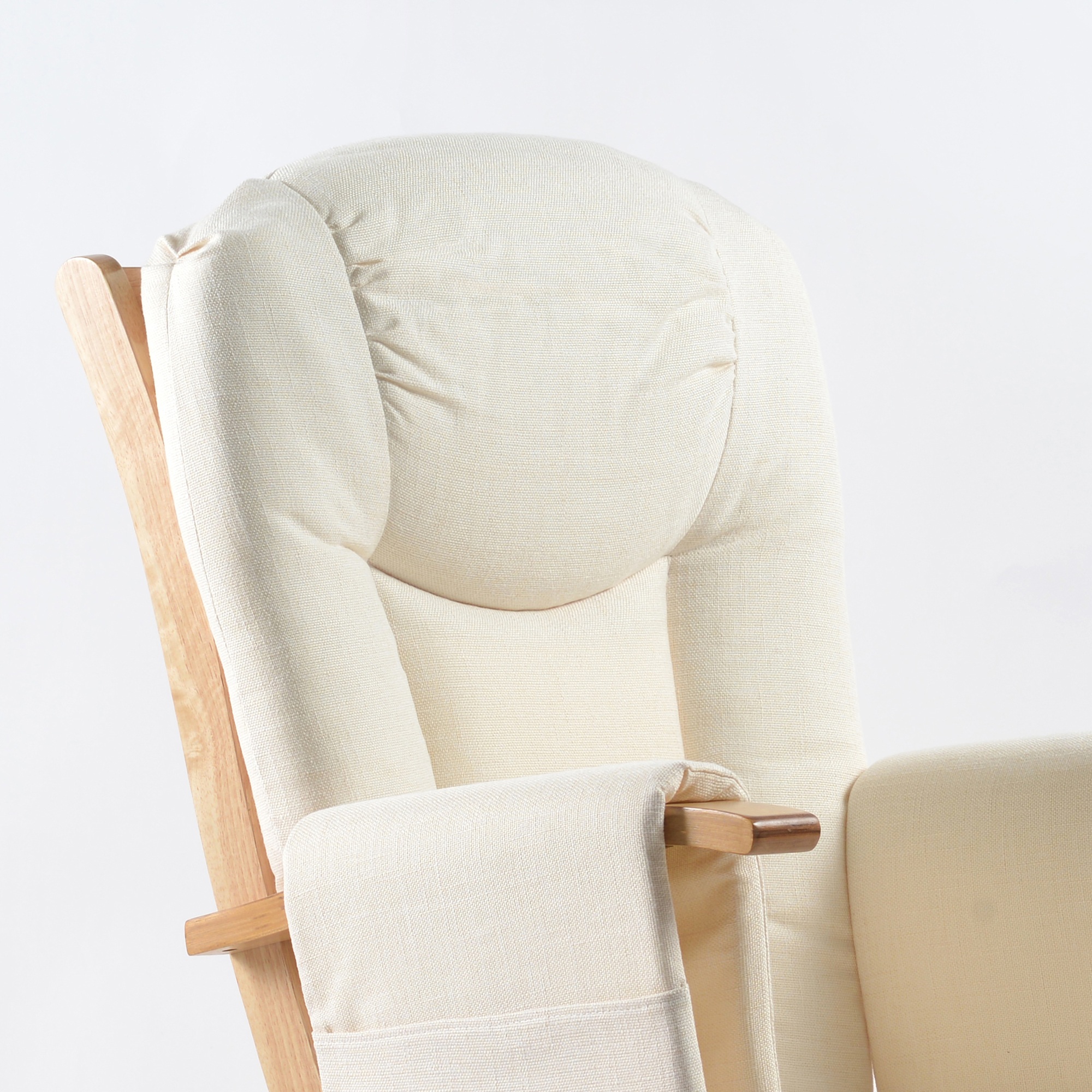 כורסת הנקה מתנדנדת מעוצבת עם הדום מפנק, ריפוד בד קטיפתי דוחה כתמים וישיבה סופר נוחה עם תמיכה לידיים. היא הנמכרת ביותר בקטגוריית כורסאות הנקה.