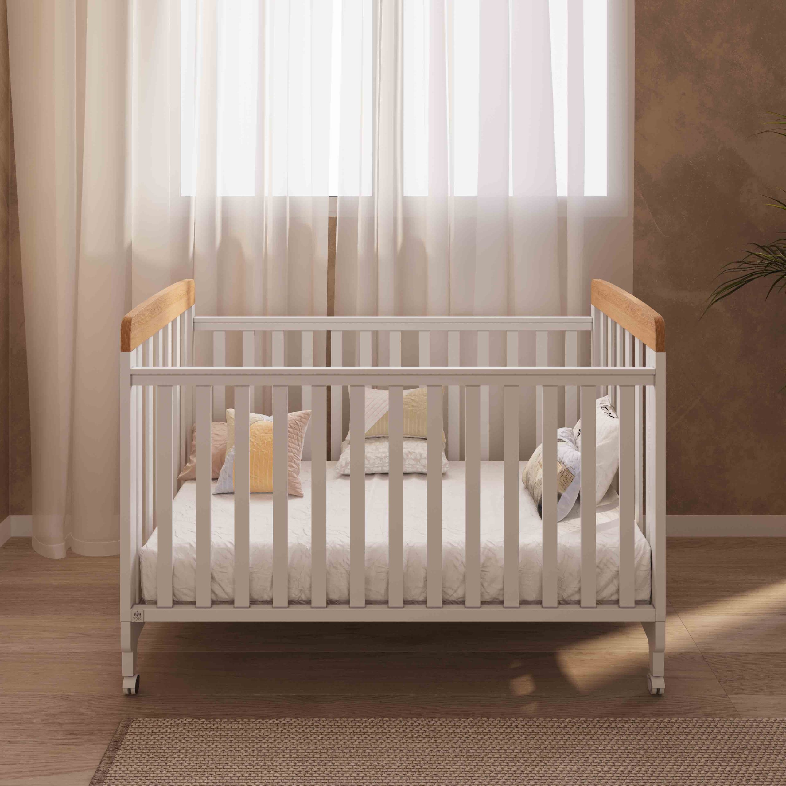 מיטת תינוק ומעבר אירוס לבן