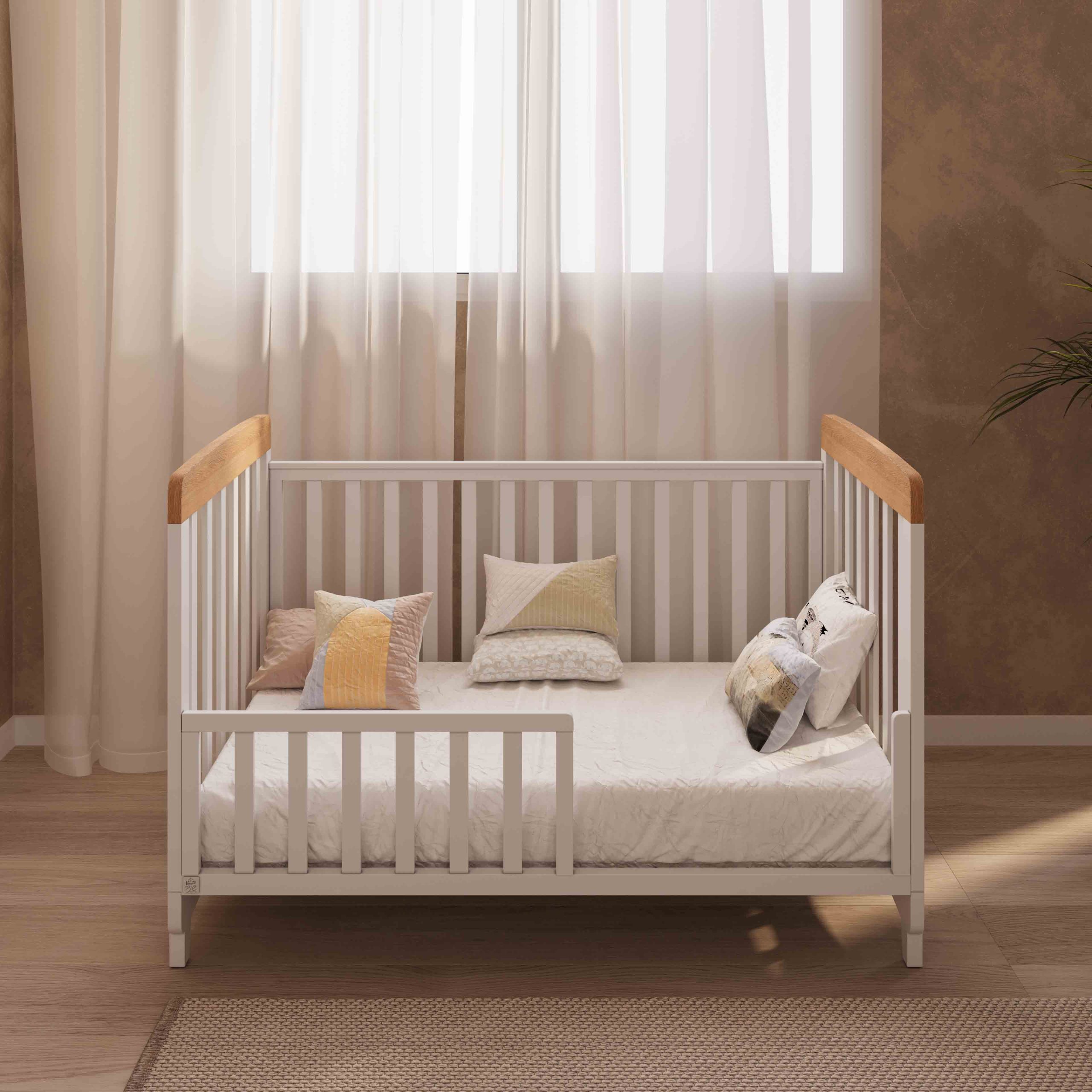 מיטת תינוק ומעבר אירוס לבן