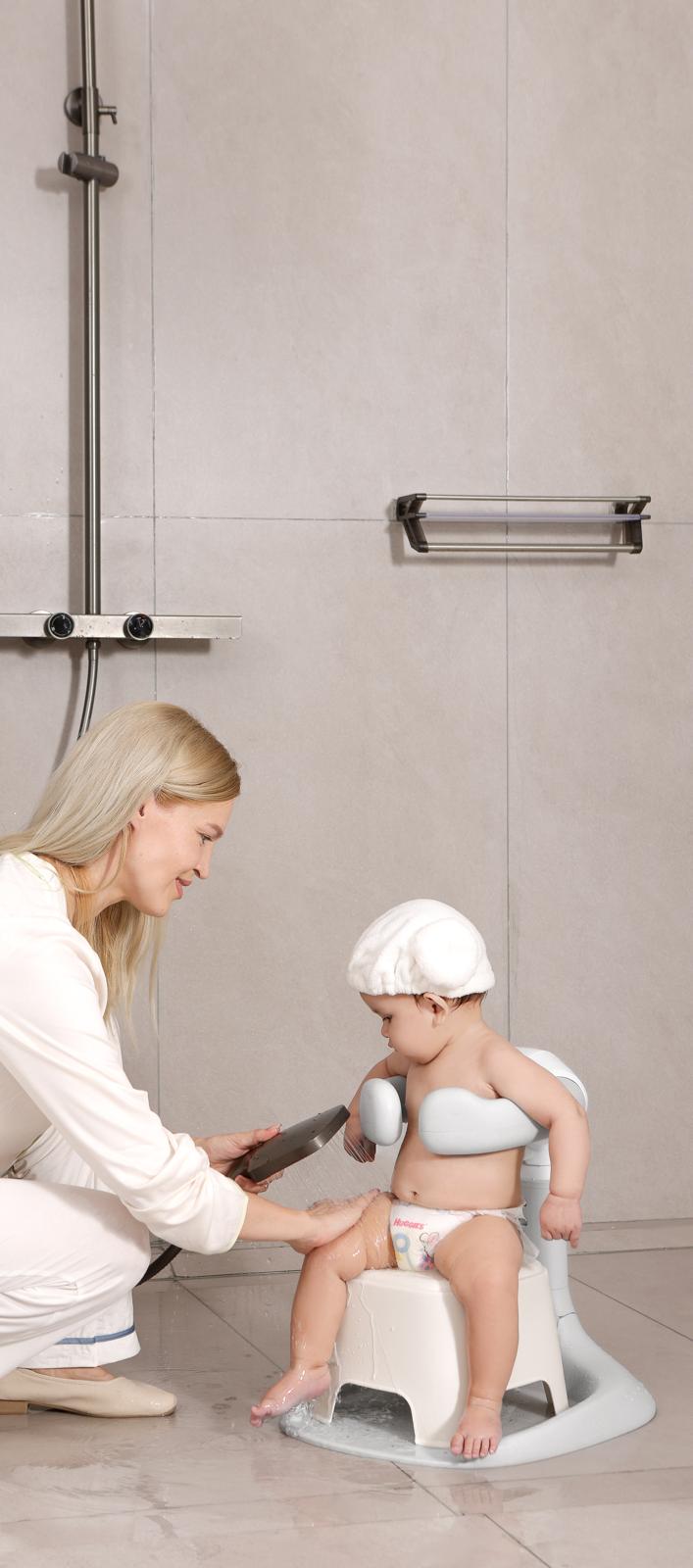 המתקן מאפשר להורים להתרכז ברגעים המיוחדים של הרחצה עם התינוק, ללא דאגות מיותרות. הוא מגדיר מחדש את חווית הרחצה והופך אותה לבטוחה ומהנה יותר, גם עבור התינוק וגם עבור הוריו.