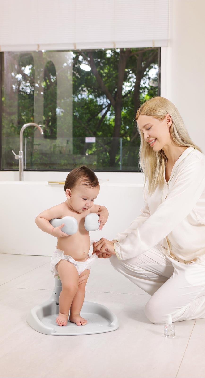 המתקן מאפשר להורים להתרכז ברגעים המיוחדים של הרחצה עם התינוק, ללא דאגות מיותרות. הוא מגדיר מחדש את חווית הרחצה והופך אותה לבטוחה ומהנה יותר, גם עבור התינוק וגם עבור הוריו.