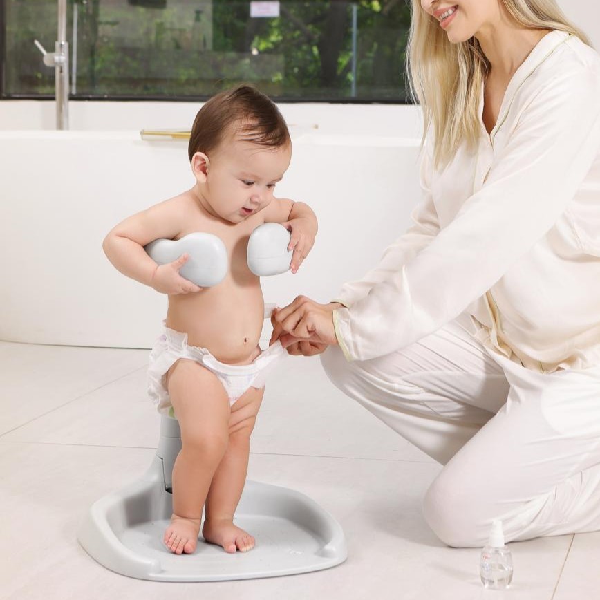 המתקן מאפשר להורים להתרכז ברגעים המיוחדים של הרחצה עם התינוק, ללא דאגות מיותרות. הוא מגדיר מחדש את חווית הרחצה והופך אותה לבטוחה ומהנה יותר, גם עבור התינוק וגם עבור הוריו.