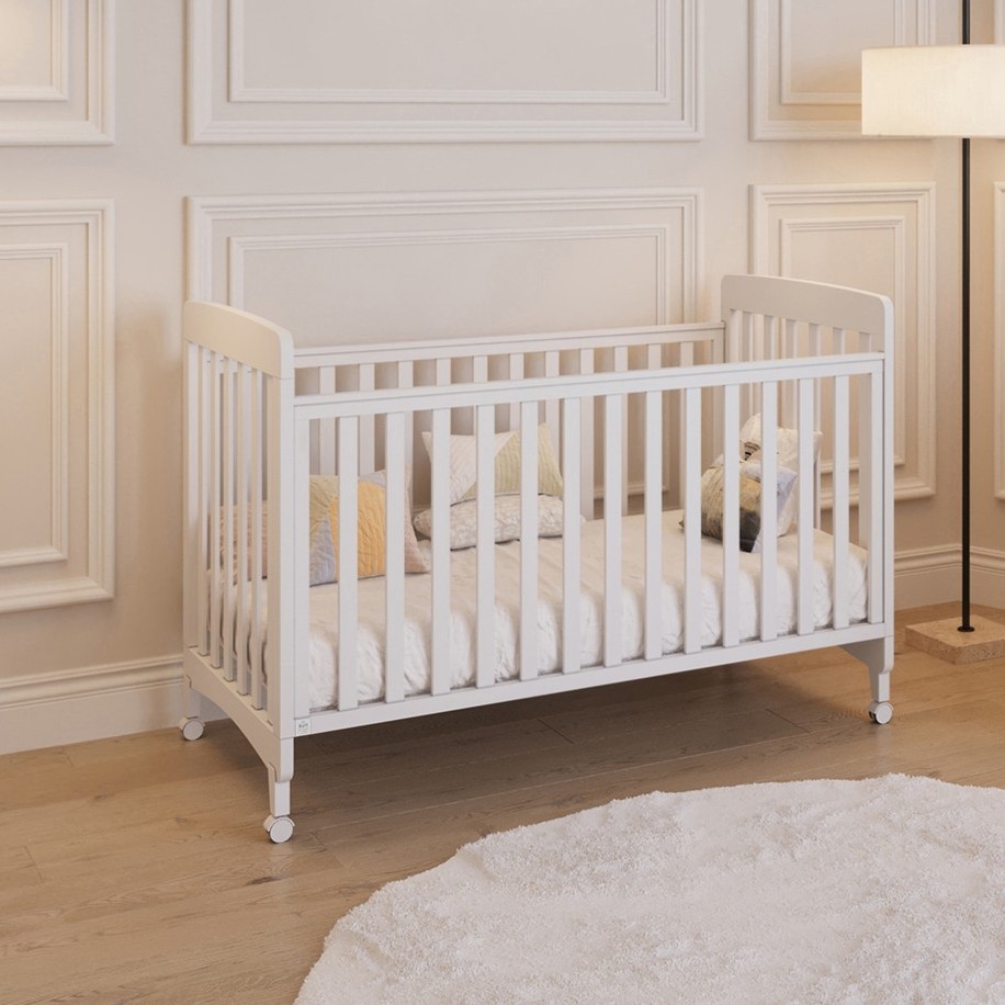 מיטת תינוק ומעבר אירוס לבן