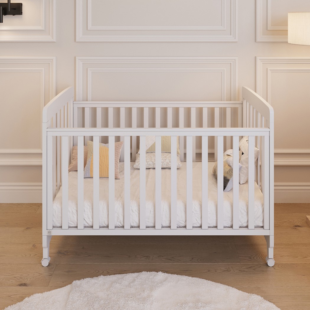 מיטת תינוק ומעבר אירוס לבן