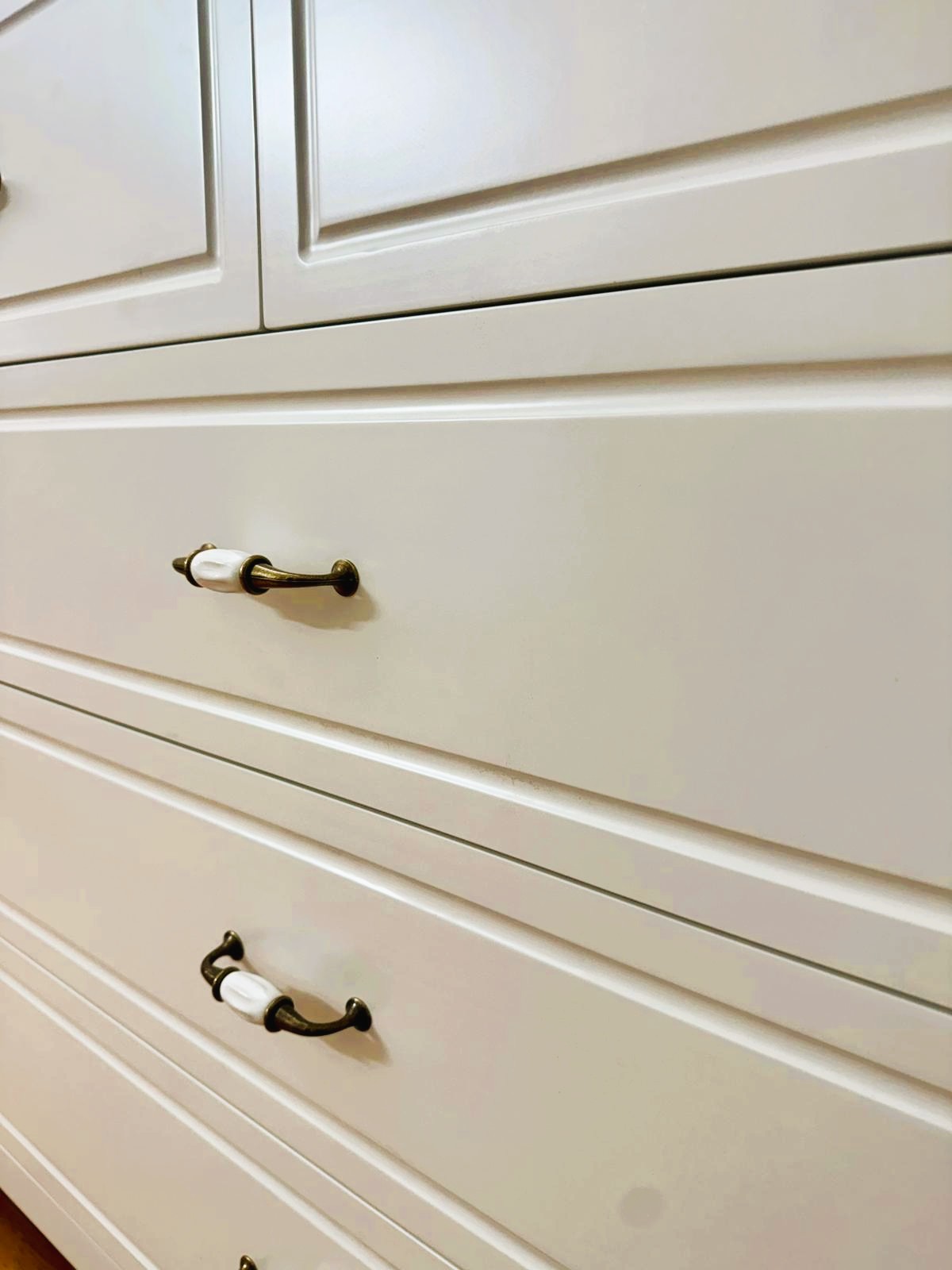 השידה אניס היא יצירת עיצוב קלאסית בסגנון וינטג’ מפואר, עם נוכחות אלגנטית שמוסיפה אצילות לכל חדר תינוק. הקווים המדויקים, החריטות העדינות והגימור היוקרתי בצביעה בחדר תנור מעניקים לשידה מראה מרשים וייחודי שאי אפשר להתעלם ממנו. ידיות הברונזה המעוצבות משלימות את התחושה העדינה והעל־זמנית, ומתמזגות בהרמוניה עם כל סגנון עיצוב בחדר.