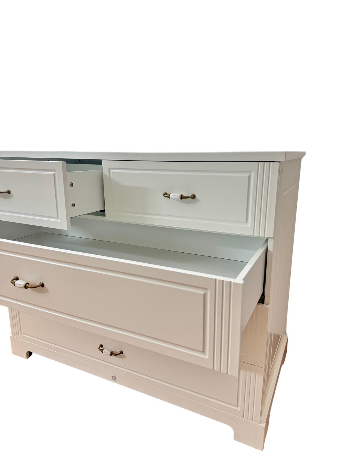 STUDIO BOUTIQUE COLLECTION Princess Chest of Drawers - 5 drawers with soft-close mechanism STUDIO BOUTIQUE COLLECTION שידה פרינסס- 5 מגירות טריקה שקטה